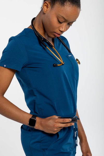 vena scrub top in navy lady featuring complete set of navy#colour_navy-blue